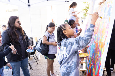 Actividades prácticas y momentos interactivos que encienden la creatividad de todos. (PRNewsfoto/Houston Theater District)
