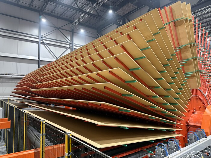 Val-d’Or production team proudly showing first panels. (CNW Group/UNIBOARD CANADA INC.)