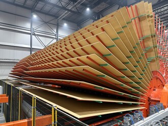 L’équipe de production de Val-d’Or présente fièrement les premiers panneaux. (Groupe CNW/UNIBOARD CANADA INC.)