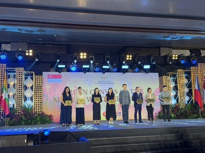 General Manager Andrew Tan receiving the award at the ASEAN Tourism Standards Awards Ceremony at the ASEAN Tourism Forum on 30 January 2026 (PRNewsfoto/Grand Copthorne Waterfront Hotel Singapore)