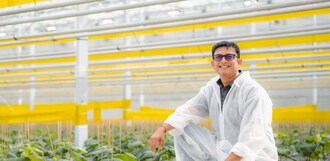 Roelands Plant Farms, l’un des plus grands producteurs de cultures de propagation en Ontario et reconnu pour sa fiabilité, a choisi la solution d’éclairage dynamique DEL avancée de Sollum Technologies dans le cadre de l’agrandissement de 12 acres à son site de Lambton Shores. L’analyse financière réalisée après l’essai a confirmé que la solution de Sollum offrait un retour sur investissement (ROI) supérieur sur la durée de vie du projet, ce qui en fait l’option la plus économique à long terme, comparativement aux écosystèmes intégrés des concurrents. Sur la photo, Abhay Thosar, horticulteur en chef chez Sollum Technologies dans les installations de Roelands Plant Farms. (Groupe CNW/Sollum Technologies)