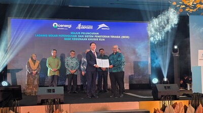 Oscar Chan, GM of Energy Storage International Sales Department at EVE Energy, and En Harman, President of Cenergi SEA, jointly unveiled the energy storage procurement contract. (PRNewsfoto/EVE Energy)