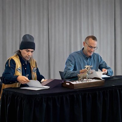 Figure 1 RRDC Chief Dylan Loblaw and Fireweed CEO Ian Gibbs signing the Exploration and Collaboration Agreement in Whitehorse, Yukon Territory (CNW Group/Fireweed Metals Corp.)