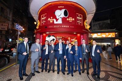 Patrick Dumont and executives walk through Rua das Estalagens Feb. 2. They offered early New Year greetings and visited the enterprises developed under Sands China’s Entrepreneurship Recruitment Programme for Rua das Estalagens.