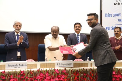 Mr. Nikunj Dhanuka, Director, Lalbaba Engineering Limited with Shri H.D. Kumaraswamy, Honorable Minister of Steel, GOI during the MoU signing Ceremony
