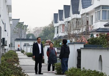 Party Secretary Fu Pingjun talks with villagers.
