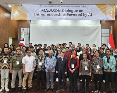 On February 11, key participants of the ‘MAJU:ON Networking Day’ - held by SK Innovation E&S - pose for a commemorative photo at the Embassy of the Republic of Korea in Jakarta, Indonesia

(Dong-Geun Son, President Director of SK Innovation E&S (Fourth from left in the front row); Umar Ali Lessy, Special Advisor to the Minister (Fifth from left in the front row); Soo-Deok Park, Deputy Chief of The Embassy of the Republic of Korea (Fifth from right in the front row))