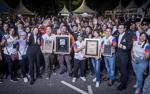 Samurai Paint Sets ASEAN, ASIA Records With Largest Automotive Aerosol Spraying Event by successfully respraying 30 cars in just 3 days.