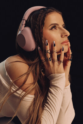 Singer, songwriter, and Sony Ambassador Natalie Jane sporting the new Sand Pink WH-1000XM6 colorway (PRNewsfoto/Sony Electronics, Inc.)