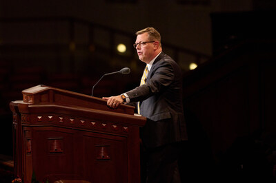 El élder Clark G. Gilbert habla durante la sesión del sábado por la mañana de la conferencia general en el Centro de Conferencias en Salt Lake City, Utah, el 2 de octubre de 2021. (PRNewsfoto/The Church of Jesus Christ of Latter-day Saints)