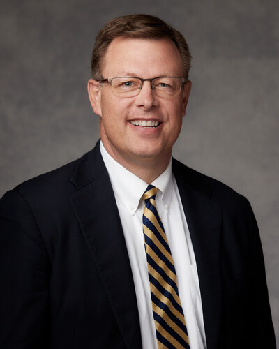 Retrato oficial del élder Clark G. Gilbert, 2021 (PRNewsfoto/The Church of Jesus Christ of Latter-day Saints)