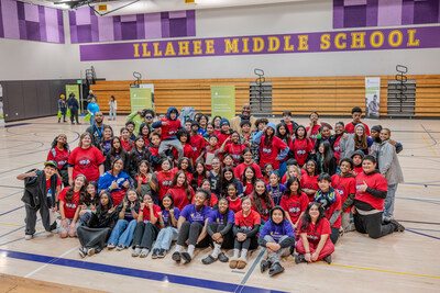 Student Leaders from Illahee Middle School in Washington, with Seattle Seahawk Legend, Walter Jones for No One Eats Alone day.
