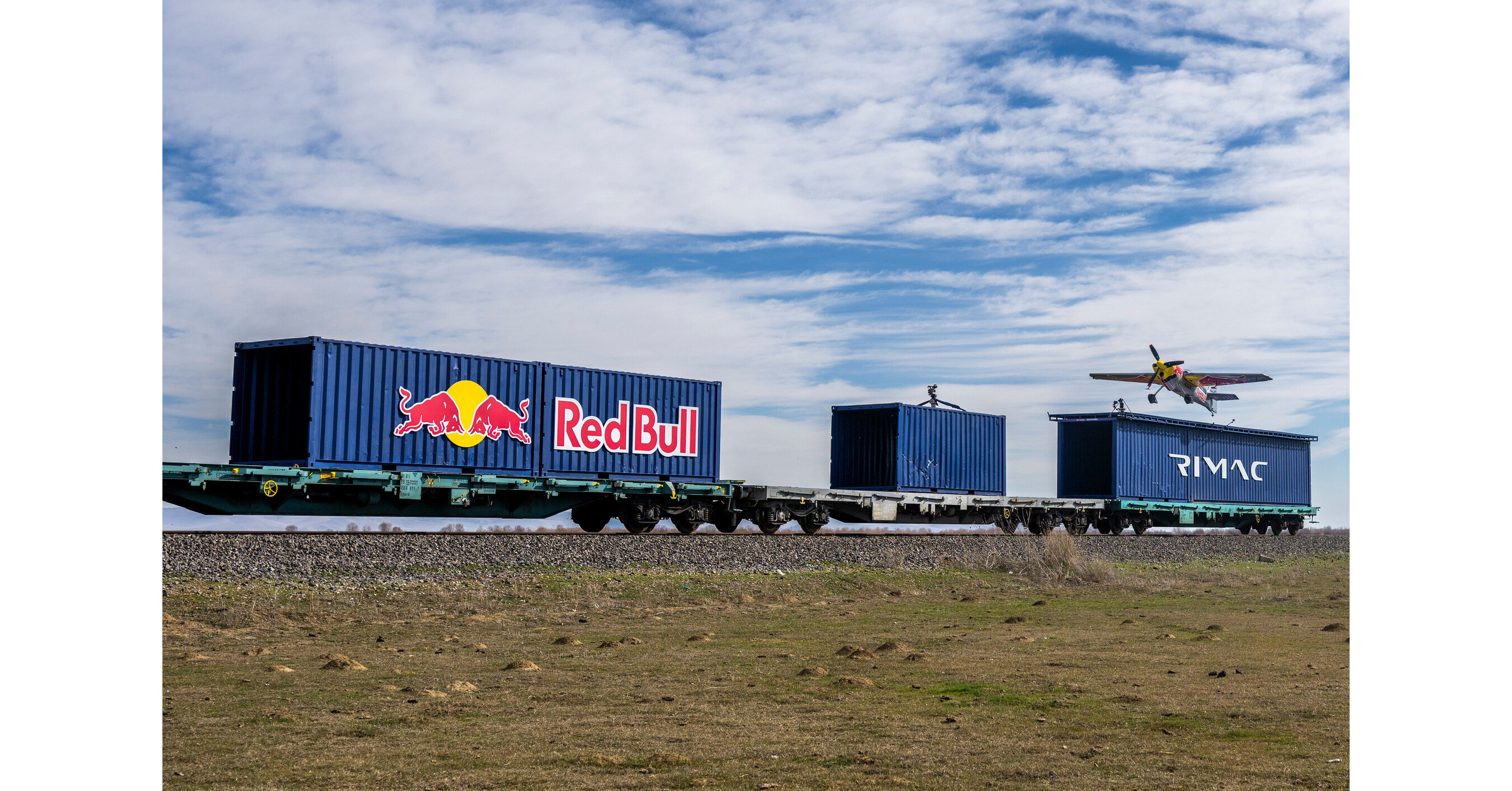 Red Bull-Athlet Dario Costa landet und startet vom fahrenden Zug