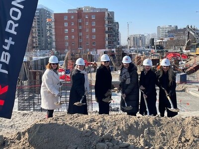 De gauche à droite : Danielle Lavoie, Caroline Sauriol, Madeleine Chenette, Céline Haytayan, Caroline Proulx, Sandra El-Helou (Groupe CNW/Cabinet de la ministre responsable de l'Habitation et ministre responsable de la Condition féminine)
