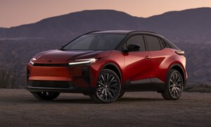 El modelo Toyota C-HR 2026 aporta un toque deportivo y elegante al SUV eléctrico compacto