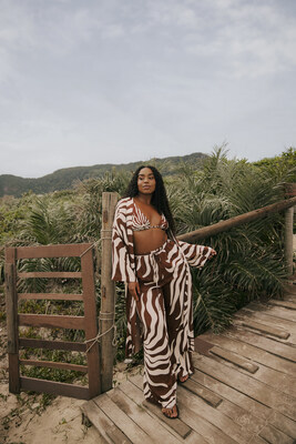 Coleção é formada por 17 peças versáteis que transitam com naturalidade entre a praia e a cidade (Divulgação)