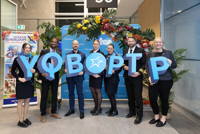 Aurélien Anzala, directeur du développement du Comité du tourisme des îles de Guadeloupe; Marc-André Bédard, vice-président, développement des affaires et technologies chez YQB; Emma-Jeanne Bouchard, directrice, développement aérien et commercial chez YQB; accompagnés de membres de l’équipage du tout premier vol TS694. (Groupe CNW/Transat A.T. Inc.)