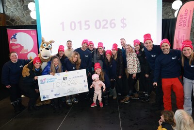 Le 20e Triathlon d'hiver est une édition record pour la Fondation CHU Sainte-Justine, avec plus de 1 M$ amassés en dons. Sur la photo : des membres de la Fondation CHU Sainte-Justine, du comité organisateur du 20e Triathlon d'hiver, la famille ambassadrice et les co-animateurs de l'évènement. (Groupe CNW/Fondation CHU Sainte-Justine)