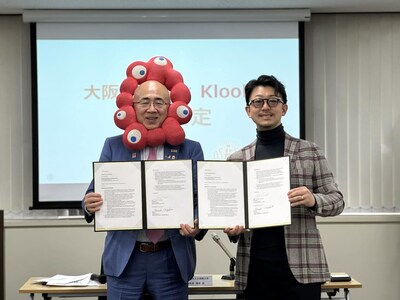 Left to right: Hiroshi Mizohata, Chairman of the Osaka Convention & Tourism Bureau and Wataru Masuda, General Manager, Klook Japan