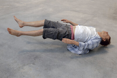 Tony Matelli, Josh, 2010. Silicone, acier, cheveux, uréthane et vêtements, 77 × 183 × 56 cm, édition de 3, collection de l’artiste © Tony Matelli. Photo : gracieuseté de l’artiste et de l’Institut für Kulturaustausch, Tübingen (Groupe CNW/Musée national des beaux-arts du Québec) Tony Matelli, Josh, 2010. Silicone, acier, cheveux, uréthane et vêtements, 77 × 183 × 56 cm, édition de 3, collection de l’artiste © Tony Matelli. Photo : gracieuseté de l’artiste et de l’Institut für Kulturaustausch, Tübingen (Groupe CNW/Musée national des beaux-arts du Québec)
