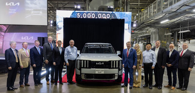 Pictured with the 2027 Kia Telluride HEV, from left: Consul General Joon-ho Lee; State Rep. Vance Smith; Technical College System of Georgia Commissioner Greg Dozier; Department of Community Affairs Commissioner Chris Nunn; Georgia Department of Economic Development Commissioner Pat Wilson; Kia Georgia President and CEO Stuart Countess; Georgia Governor Brian P. Kemp; Georgia First Lady Marty Kemp; Kia North America and Kia America President and CEO Sean Yoon; HATCI President John Robb; Georgia Chamber of Commerce President Chris Clark and Hyundai Motor Group Washington Office Senior Vice President Drew Ferguson.