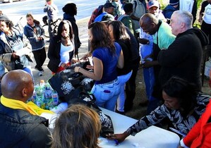 Tim Laros Organizes Nutrition Bar Distribution at LA Shelters