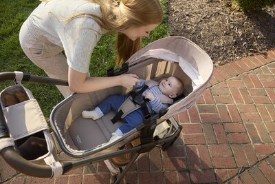 INTEGRATED PRAMETTE MODE: Easily convert the stroller into a parent-facing or forward-facing pramette.