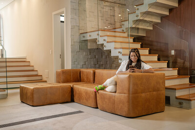 Sofás modulares Inflow: chegam compactos na caixa, dispensam montagem e se adaptam a diferentes espaços e configurações.