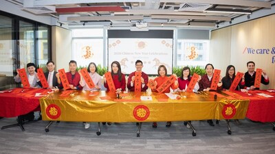 圖4及5：AXA安盛管理團隊即席揮毫寫揮春，為同事們送上最誠摯的新春祝福，祝願大家馬年行大運，心想事成！