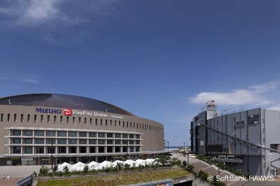 福岡軟銀鷹隊的主場〈MIZUHO PayPay Dome FUKUOKA〉，是日本首座備有開閉式屋頂且可容納4萬人以上的大型球場。相鄰的複合型娛樂設施「BOSS E・ZO FUKUOKA」提供多采多姿的娛樂設施。