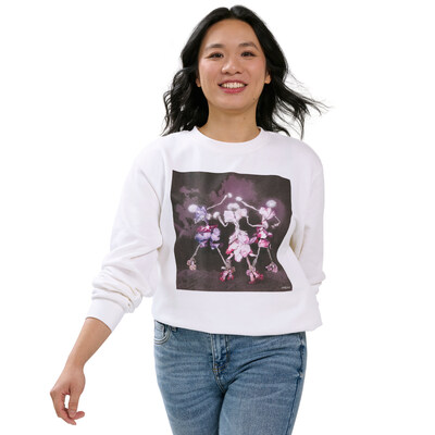 Créé en collaboration avec le Centre des arts photographiques SPAO, ce t-shirt présente une œuvre originale de l’artiste en arts visuels canado-vietnamienne queer Linh VH Nguyen, qui a été sélectionnée dans le contexte de l’engagement annuel de Tigre Géant à mettre en valeur chaque année une nouvelle artiste canadienne. (Groupe CNW/Giant Tiger Stores Limited)
