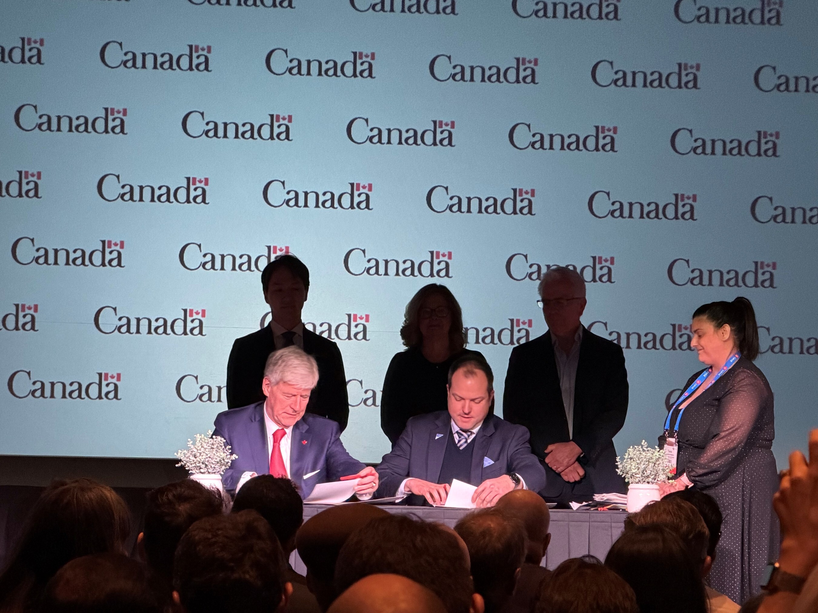 Frontier Lithium CEO Trevor Walker and the Honourable Tim Hodgson, Minister of Energy and Natural Resources, formalizing support under NRCAN’s Global Partnerships Initiative, advancing innovation, sustainability, and value creation at the PAK Lithium Project. (CNW Group/Frontier Lithium Inc.)