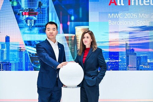 Ethan Liu (VP of Huawei Data Communication Router Domain) and Ana Sánchez (CFO of ALEA) at the release ceremony