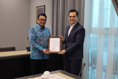 ProtectHealth Corporation Sdn. Bhd. Chief Executive Officer, Wan Mohd Hazwan Wan Mohd Najib (right) receiving the ISO 22301 Business Continuity Management System (BCMS) Certification from CyberSecurity Malaysia Acting Chief Executive Officer, Roshdi Hj Ahmad (left), underscoring ProtectHealth’s commitment to strengthening business continuity and organisational resilience. (PRNewsfoto/ProtectHealth Corporation Sdn. Bhd.)