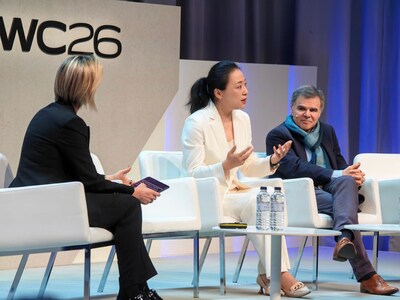 Fang Fei, presidente de produtos da HONOR, expressou sua opinião sobre a convergência entre IA, dispositivos e conectividade. (PRNewsfoto/Honor Device Co., Ltd)