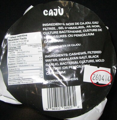 Cajù style camembert à l'ail noir (Groupe CNW/Ministère de l'Agriculture, des Pêcheries et de l'Alimentation) Cajù style camembert à l'ail noir (Groupe CNW/Ministère de l'Agriculture, des Pêcheries et de l'Alimentation)