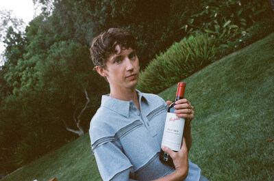 PENFOLDS, 트로이 시반을 크리에이티브 파트너로 임명 파리 패션위크에서 한정판 Bin 389 콜라보레이션 공개