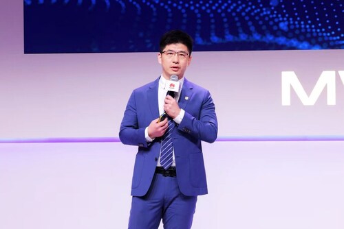 Arthur Wang delivering a keynote speech (PRNewsfoto/Huawei)