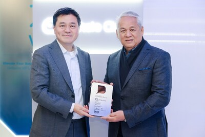  Ben Zhou, CEO of Whale Cloud; Eric Alberto, CEO of DITO Telecommunity, hold the “Excellence in Partnership Award” presented to Whale Cloud by DITO Telecommunity during MWC Barcelona 2026.
