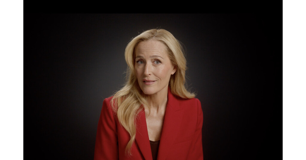 Este Día Internacional de la Mujer, Gillian Anderson reclama su autoestima en todas las etapas de la vida en "Lessons of Worth" de L'Oréal Paris
