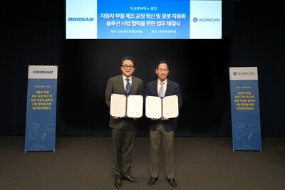 Following the signing ceremony, Inwon Park, CEO of Doosan Robotics (right), and Ohcheol Kwon, CEO of Kwangjin Group, pose for a commemorative photograph.