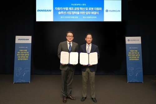 Following the signing ceremony, Inwon Park, CEO of Doosan Robotics (right), and Ohcheol Kwon, CEO of Kwangjin Group, pose for a commemorative photograph.