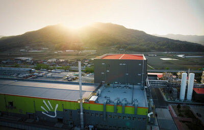 Group14's silicon battery materials factory in Sangju, South Korea, is the worldโs first at EV-scale, built to produce 2,000 tons of SCC55ยฎ annually (โ10 GWh). The factory expands the companyโs existing U.S. manufacturing footprint. Group14's silicon battery materials factory in Sangju, South Korea, is the worldโs first at EV-scale, built to produce 2,000 tons of SCC55ยฎ annually (โ10 GWh). The factory expands the companyโs existing U.S. manufacturing footprint.