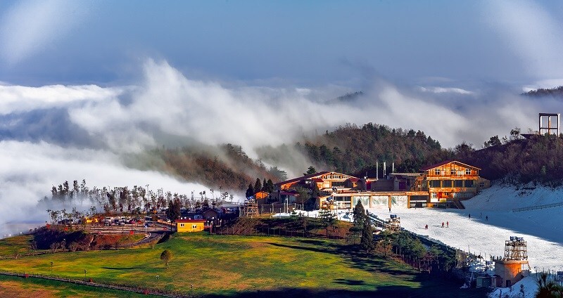 'Cool city' banks on favorable climate to lure visitors