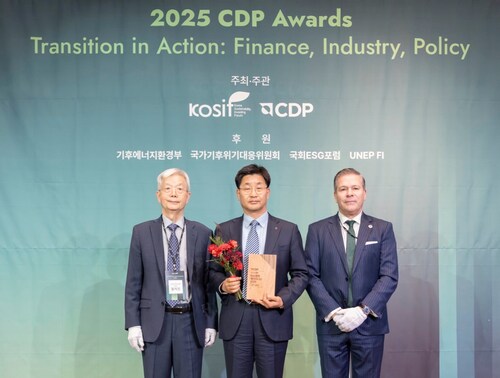 Jongho Kim, LG Innotek’s ESG representative (center), poses with CDP Korea committee officials at the 2026 CDP Korea Conference on March 10 at Ambassador Seoul Pullman Hotel, Jung-gu, Seoul, to commemorate the awards. Jongho Kim, LG Innotek’s ESG representative (center), poses with CDP Korea committee officials at the 2026 CDP Korea Conference on March 10 at Ambassador Seoul Pullman Hotel, Jung-gu, Seoul, to commemorate the awards.