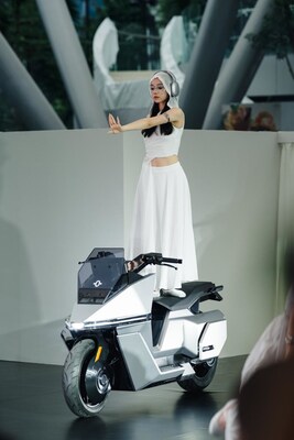 Sepeda Motor Listrik "Self-Balancing" Pertama di Dunia, OMO X, Mulai Diproduksi Massal: Era Baru Kendaraan Roda Dua Cerdas