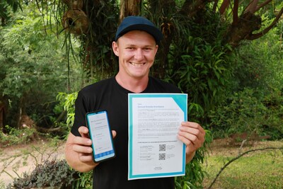 Contracted grower Samuel Krambeck showcases the Pyxus Alliance™ mobile app. (PRNewsfoto/Pyxus International, Inc.)