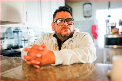José Peña de Oakland, California, que tiene silicosis, comparte su historia durante una entrevista en Oakland, California, el jueves 13 de febrero de 2026. La silicosis es una enfermedad incurable causada por la exposición prolongada al polvo de las encimeras de cuarzo. (Ray Chávez/Grupo de Noticias del Área de la Bahía)