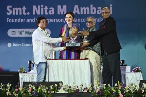 Nita Ambani receiving the prestigious KISS Humanitarian Award 2025 from Nobel Laureate Prof Mohan Munasinghe (R) and from the Founder of KIIT and KISS Dr Achyuta Samanta.