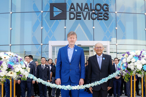CEO dan Chair Analog Devices, Vincent Roche (kiri), bersama Managing Director Analog Devices Thailand, Wirat Sri-amonkitkul (kanan), saat seremoni pemotongan pita yang menandai pembukaan fasilitas manufaktur canggih terbaru ADI di Thailand.